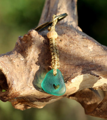 Schlüsselanhänger / Taschenanhänger Herzmensch. Seeglas / Meerglas in Petrol mit gebohrtem Herz