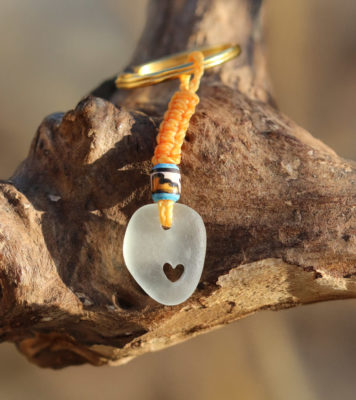 Schlüsselanhänger / Taschenanhänger Lieblingsmensch. Seeglas / Strandglas mit gebohrtem Herz und Ethno-Perle