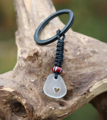 Schlüsselanhänger / Taschenanhänger Herzmensch. Seeglas / Strandglas mit gebohrtem Herz