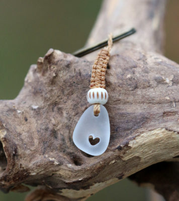 Schlüsselanhänger / Taschenanhänger Lieblingsmensch. Seeglas / Strandglas mit gebohrtem Herz