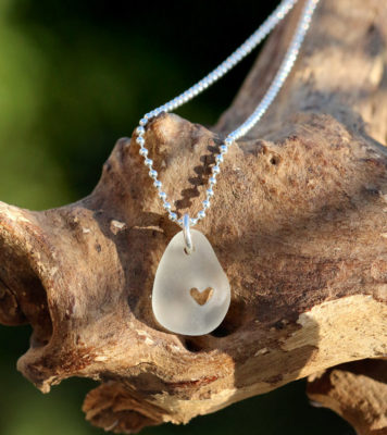 Schmuck aus Seeglas, Halskette mit Kugelkette aus 925 Sterling Silber und Scherbe mit von Hand gebohrtem Herz