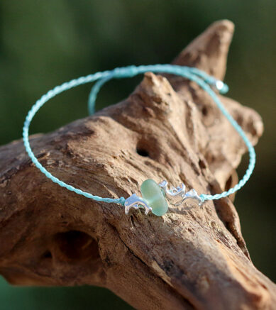 Zartes Armband Gegen die Strömung mit Seeglas und Delfinen
