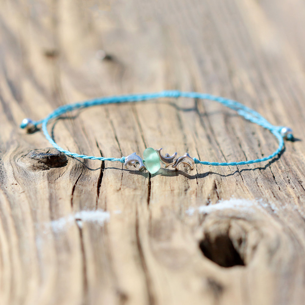 Zartes Armband Gegen die Strömung mit Seeglas und Delfinen