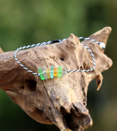 Armband - zwischen Schwarz und Weiß liegt jede Menge Bunt. Schmuck mit Seeglas.