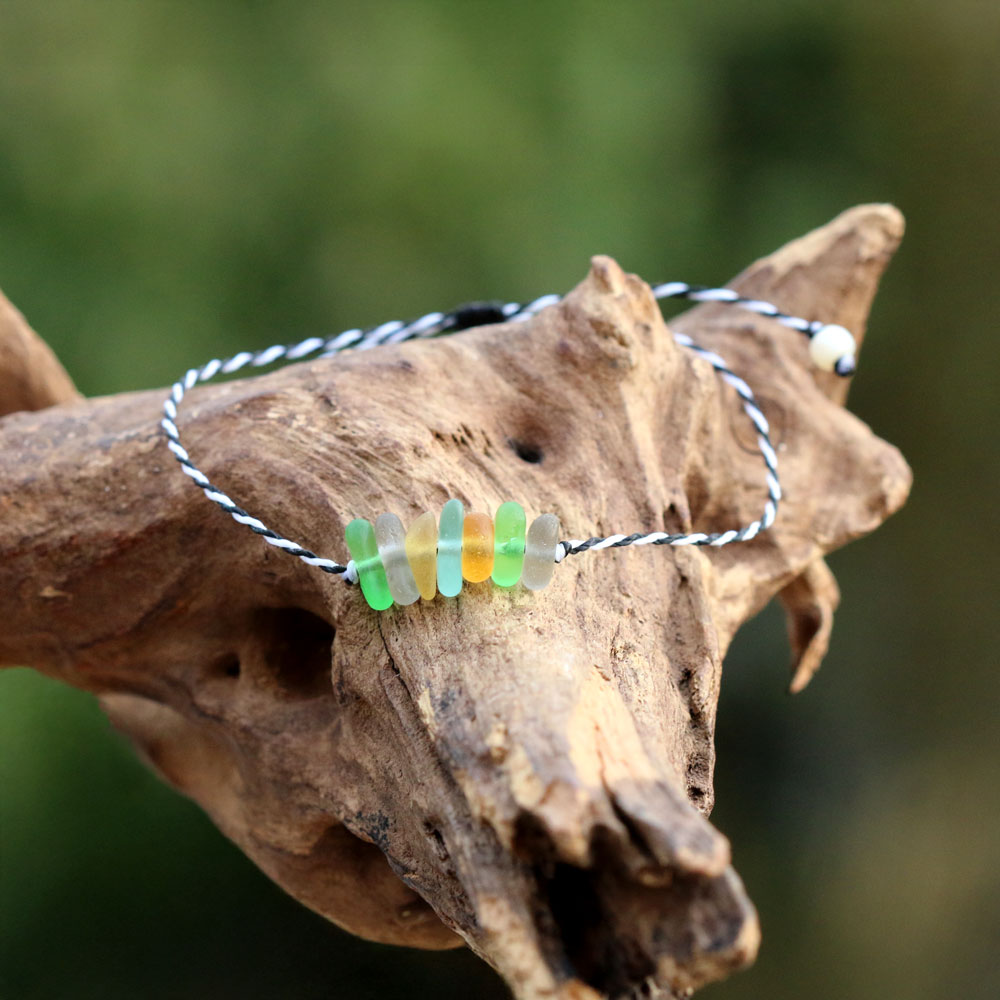 Armband - zwischen Schwarz und Weiß liegt jede Menge Bunt. Schmuck mit Seeglas.