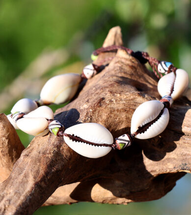 Schmuck aus Cowriemuscheln - Armband mit von Hand gemalten peruanischen Keramikperlen im Ethno - Stil.