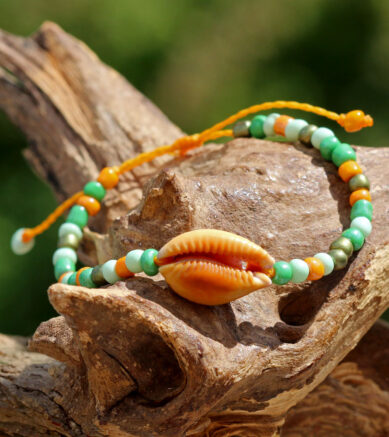 Armband mit Kaurimuschel in Orange und kleinen bunten Glasperlen