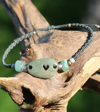 Makramee-Armband mit Kieselstein / Strandstein mit von Hand gebohrtem Herz. Handgemachter Schmuck.