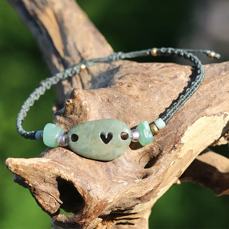 Makramee-Armband mit Kieselstein / Strandstein mit von Hand gebohrtem Herz. Handgemachter Schmuck.