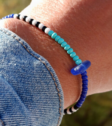 Schmuck mit Seeglas / Strandglas in Blau - Rocailles-Armband