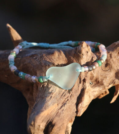 Armband mit Seeglas / Strandglas in Form eines Herzens und kleinen Perlen.