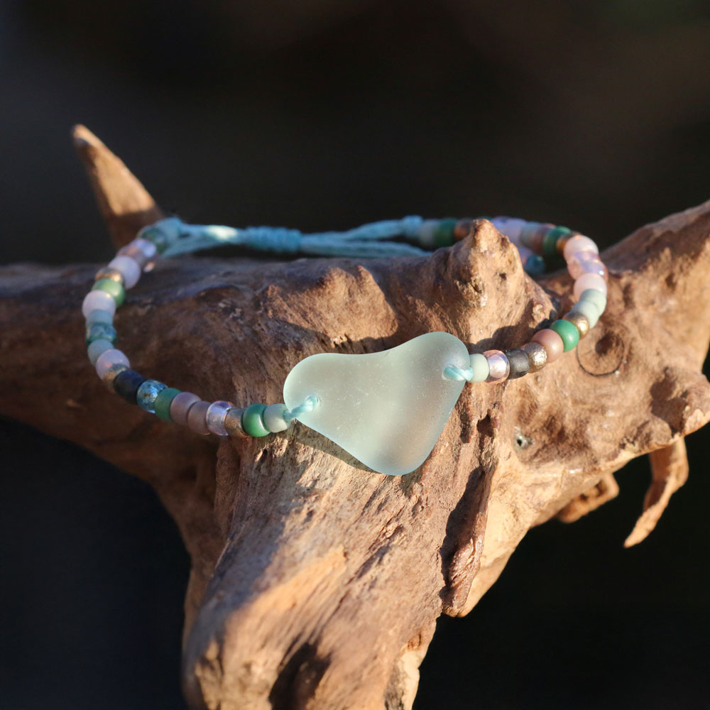 Armband mit Seeglas / Strandglas in Form eines Herzens und kleinen Perlen.