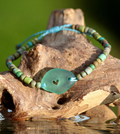 Armband mit Seeglas / Strandglas mit Herz in Petrol und Aged Picasso Mix Perlen