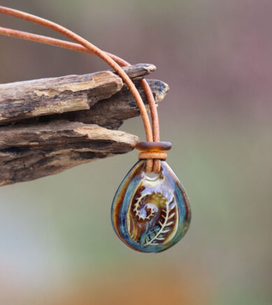 Schmuck aus Keramik, Halskette Fernweh. Farn mit Seeglas / Strandglas am Lederband.