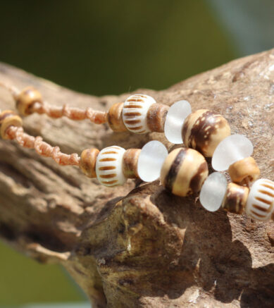 Schmuck / Halsband mit Kaurimuschel, Seeglas / Strandglas und Kokos- und Ethno-Perlen