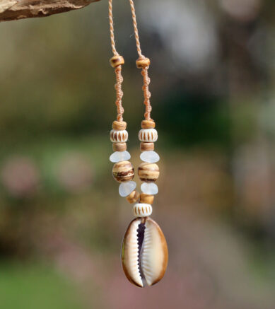 Schmuck / Halsband mit Kaurimuschel, Seeglas / Strandglas und Kokos- und Ethno-Perlen