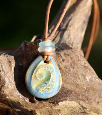 Schmuck aus Keramik mit Strandgut kombiniert, Halskette Fernweh. Farn mit Seeglas / Strandglas am Lederband.