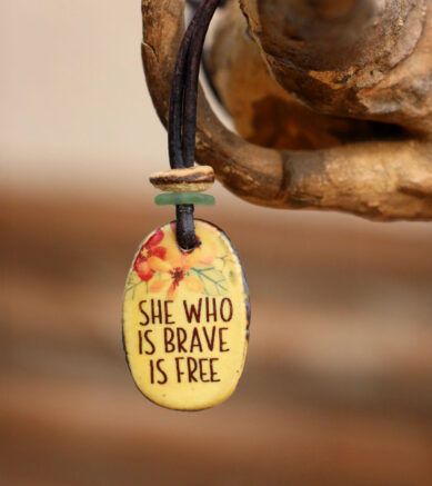 Hippie-Schmuck - Keramikanhänger mit Text: She who is brave is free