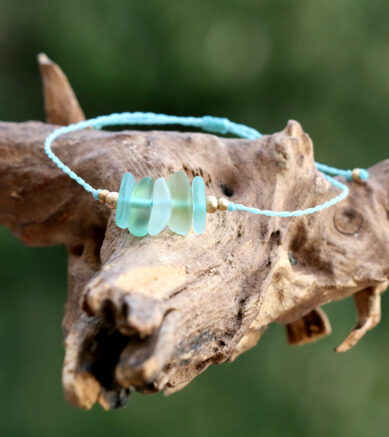 Zartes Armbändchen mit Strandglas / Strandscherben. Schmuck aus Strandgut.