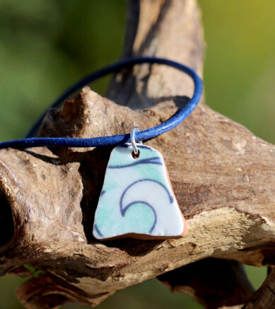 Schmuck mit Strandscherben aus Keramik, Meerkeramik. Halskette mit Scherbe Welle am Lederband.