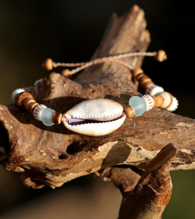 Armband mit Cowrie-Muschel, Seeglas / Strandglas und Ethnoperlen