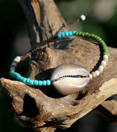 Armband mit Kaurimuschel im Ethno-Look.