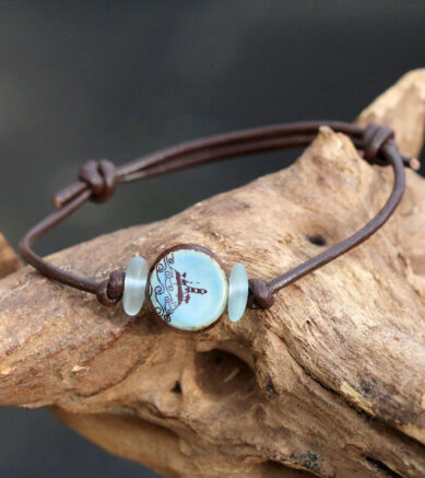 Armband mit Keramikperle Leuchtturm und Seeglas, Lederband