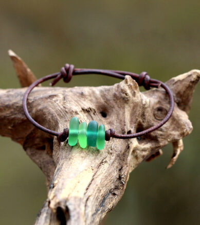 Armband aus Leder mit Strandscherben / Seeglas / Strandglas in Grün.