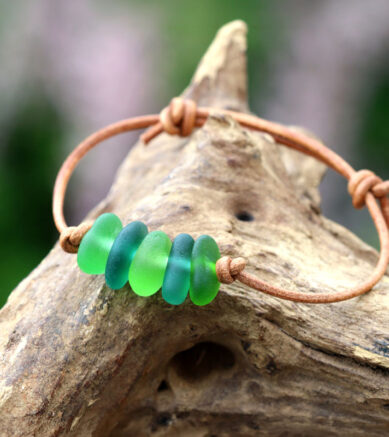 Armband aus Leder mit Strandscherben / Seeglas / Strandglas in Grün.