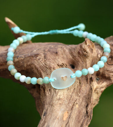 Armband mit Seeglas / Meerglas mit von Hand gebohrtem Herz mit Perlen aus Amazonit. Schmuck aus Strandgut