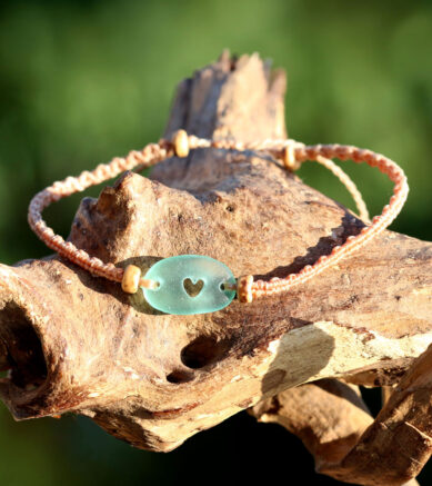 Armband Lieblingsmensch, Makramee mit Seeglas / Strandglas mit gebohrtem Herz.