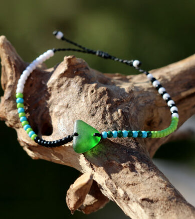 Armbändchen mit Seeglas / Meerglas / Strandglas und kleinen Rocailles - Glasperlen