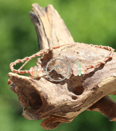 Makramee-Armband mit Welle aus Edelstahl uns Seeglas / Strandglas als Spirale geknotet