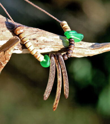 Halskette / Band Dschungelkind, Kokosnusssticks und Kokosperlen mit Seeglas / Strandglas in Grün - Schmuck aus Strandgut