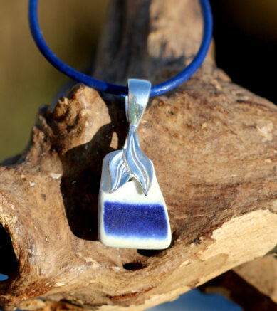 Halsband / Lederband Tiefseetaucherin. Keramikscherbe vom Strand mit Anhängerschlaufe Meerjungfrau / Walschwanz aus 925 Sterling Silber
