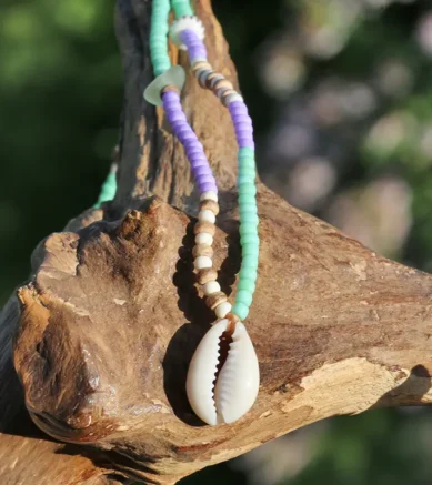 Kaurimuschelschmuck - Halskette im Ethno-Look in Flieder / Seegrün mit Kokosperlen, Glas-Rocailles und Seeglas
