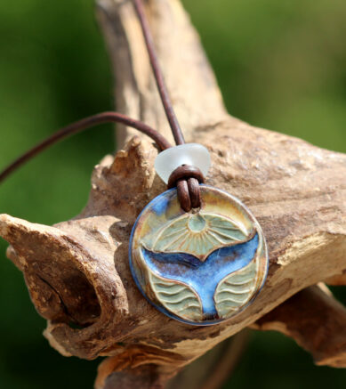 Schmuck aus Keramik, Halskette Meerjungfrau mit Seeglas / Strandglas am Lederband.