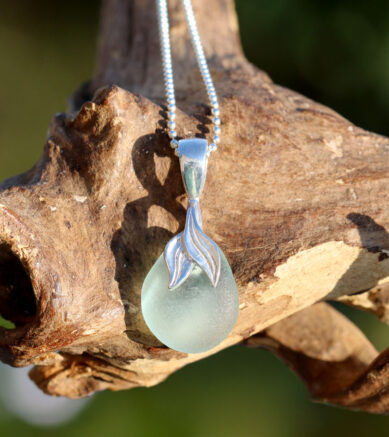 Halskette Meerjungfrau, Seeglas / Strandglas mit Anhängerschlauf aus 925 Sterling Silber, Walschwanz