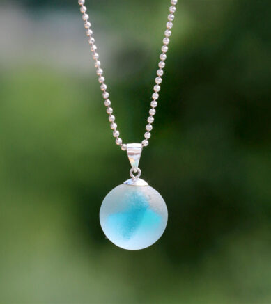 Halskette mit Murmel aus Seeglas und Kette aus 925 Sterling Silber - Der blaue Planet