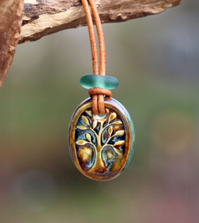 Getöpferter Schmuck - Anhänger Baum des Lebens aus Keramik mit Seeglas / Strandglas am Lederband.