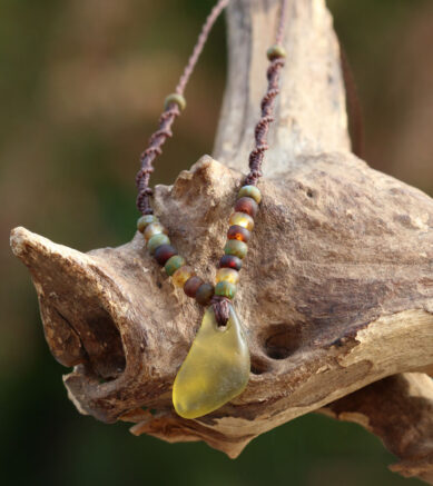 Makramee - Schmuck: Halskette mit Strandscherbe / Seeglas in Moosgrün