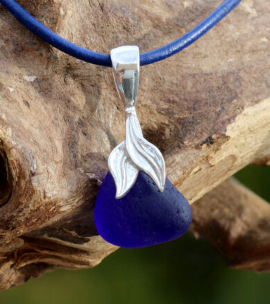Halsband / Lederband Tiefseetaucherin. Strandscherbe / Strandglas mit Anhängerschlaufe Meerjungfrau / Walschwanz aus 925 Sterling Silber