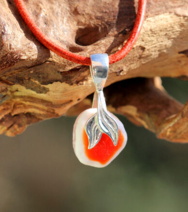 Schmuck aus Strandglas / Strandscherben - Halskette Rotes Meer mit Anhängerschlaufe Meerjungfrau, Lederband mit Verschluss in Orange-Rot
