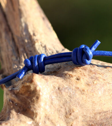 Verschluss Lederband in Blau - Schiebeknoten