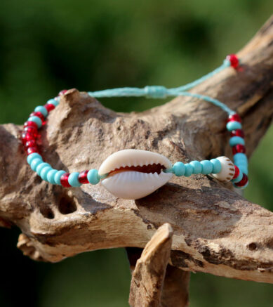 Armband mit Kaurimuscheln und Perlen in Türkis / Rot, Ethno