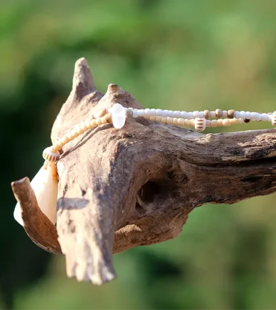 Schmuck / Halsband mit Muschel / Kegelschnecke, Seeglas / Strandglas und Kokos- und Ethno-Perlen
