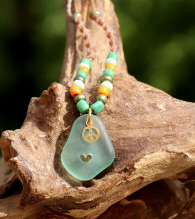 Schmuck aus Seeglas - Halskette Peace & Love, Strandscherbe mit Herz und Peacezeichen und Perlen in Türkis, Grün, Orange