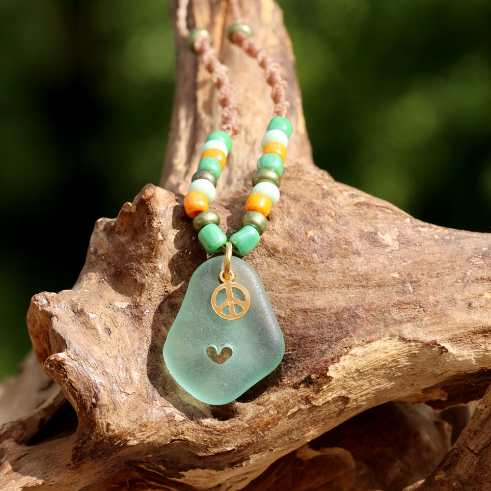 Schmuck aus Seeglas - Halskette Peace & Love, Strandscherbe mit Herz und Peacezeichen und Perlen in Türkis, Grün, Orange