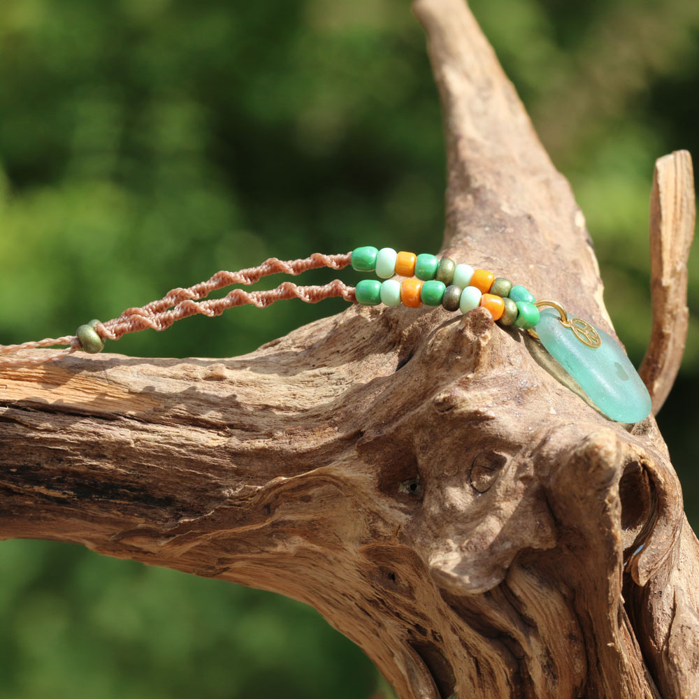 Schmuck aus Strandglas - Halskette Peace & Love, Strandscherbe mit Herz und Peacezeichen und Perlen in Türkis, Grün, Orange