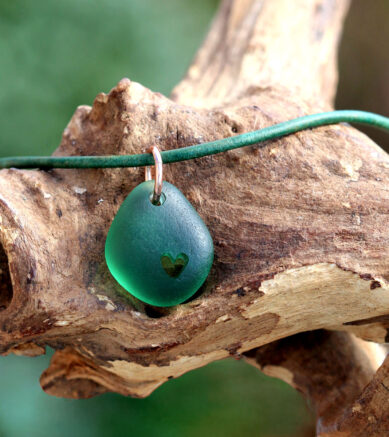 Schmuck aus Strandglas / Seeglas mit gebohrtem Herz, Anhänger am Lederband mit Verschluss in Grün